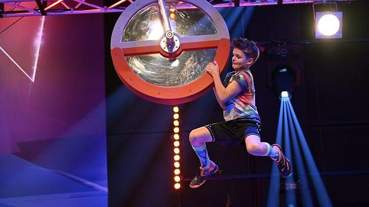 Schwierige Aufgaben musste Jakob Weiß als Teilnehmer bei "Ninja Warrior Germany Kids" meistern - da war extreme Fitness gefragt! Foto: TVNOW/Markus Hertrich