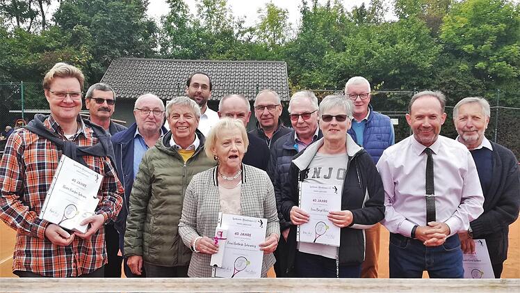 Für ihre 40-jährige Mitgliedschaft in der Tennis-Abteilung des SV Albertshausen wurden 17 Herren und vier Damen geehrt. Foto: Sigismund von Dobschütz