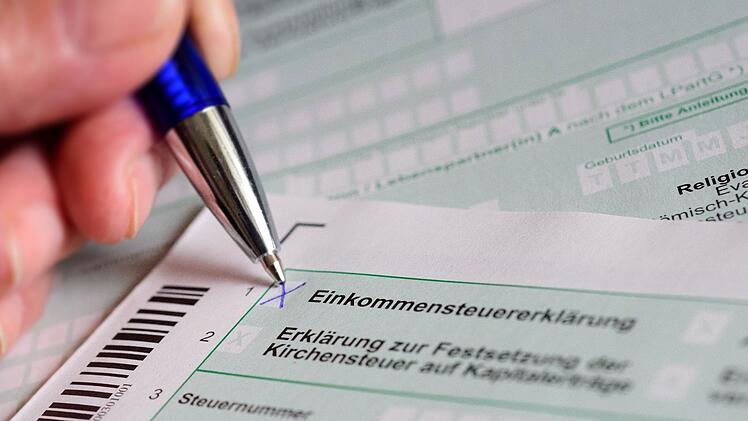 Steuer-Chaos in den Finanzämtern: Wieso wir 2023 länger auf Rückzahlungen warten müssen