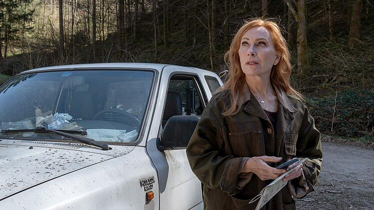 Lou Caspari (Andrea Sawatzki) sucht nach neuen Spuren im Wald. Nicola scheint hier verschwunden zu sein. Doch wohin ist sie gegangen?