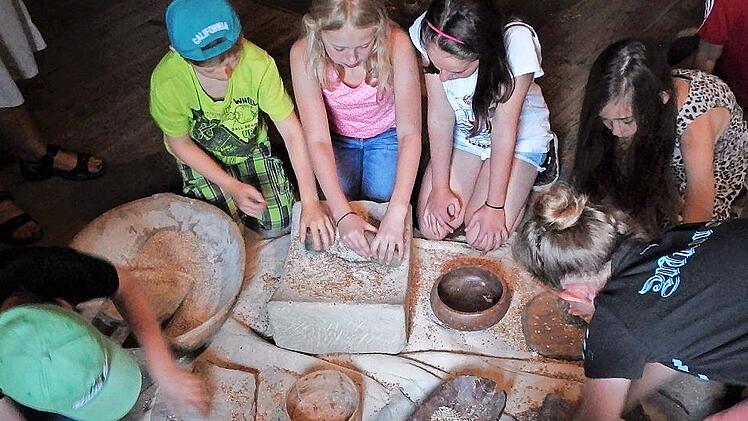 Zur&uuml;ck in die Steinzeit: Die Kinder sind mit viel Eifer am Werkeln und Entdecken.
