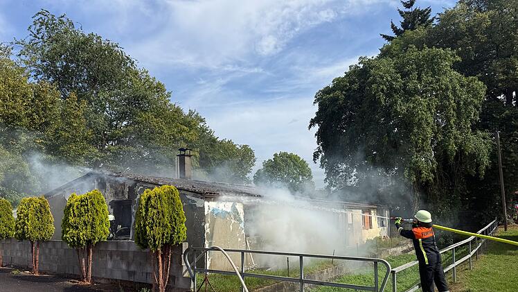 Brand in Bungalow: Geb&auml;ude nicht mehr bewohnbar; Bahnstrecke Bamberg&ndash;Ha&szlig;furt f&uuml;r Einsatzma&szlig;nahmen gesperrt