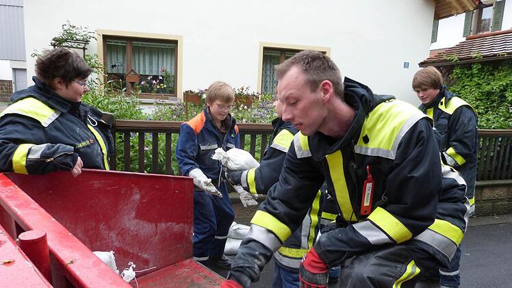 Über 300 Sandsäcke wurden von den Feuerwehren gefüllt und für den Notfall verteilt. Foto: Werner Reißaus