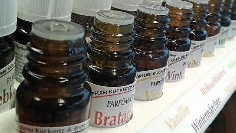 Auch im Angebot: Duftöle mit dem Flair von Weihnachten.