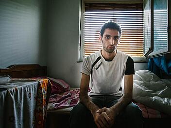Nach seiner lLucht aus Homs lebt Mohammed (24) jetzt in Zeil in einer kleinen Wohnung an der Karl-Link-Straße.  Fotos: Hendrik Steffens