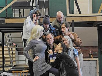 "Der nackte Wahnsinn" im Landestheater Coburg? Michael Frayns Komödie, die kommende Woche Premiere hat, wird auch in die Spielzeit 20015/2016 übernommen.  Foto: Andrea Kremper