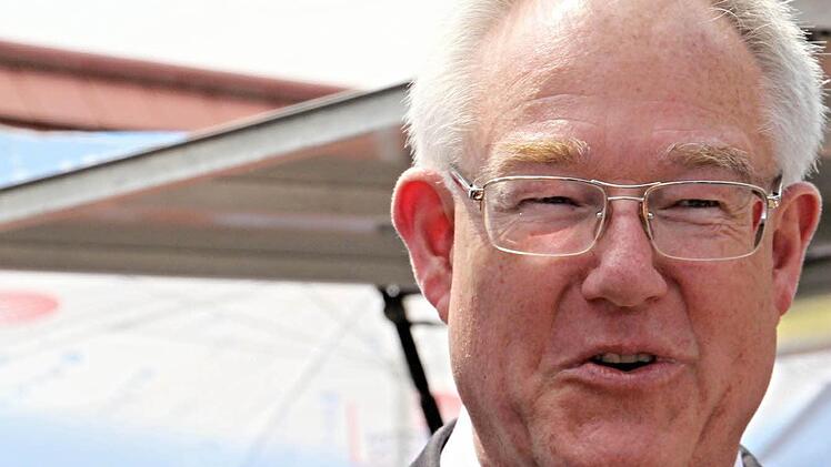 Ein Prosit auf gute Zusammenarbeit mit der Stadt Ebern und den Kunden seiner Bank brachte Mathias Ritzmann am Schluss seiner Rede aus. Foto: Helmut Will