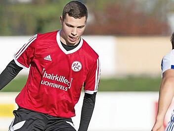 Neuzugang Lukas Dietz (links) setzt im Angriff des FC Lichtenfels bereits Akzente. Der 19-Jährige hat schon sechs Tore erzielt.  Foto: Uwe Gick