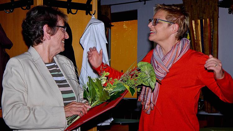 Waltraud Herrmann (links) wurde für ihre 50-jährige Treue zur SPD geehrt. Sabine Dittmar gratulierte: "Du warst mir immer ein Vorbild!". Foto: Gerd Schaar
