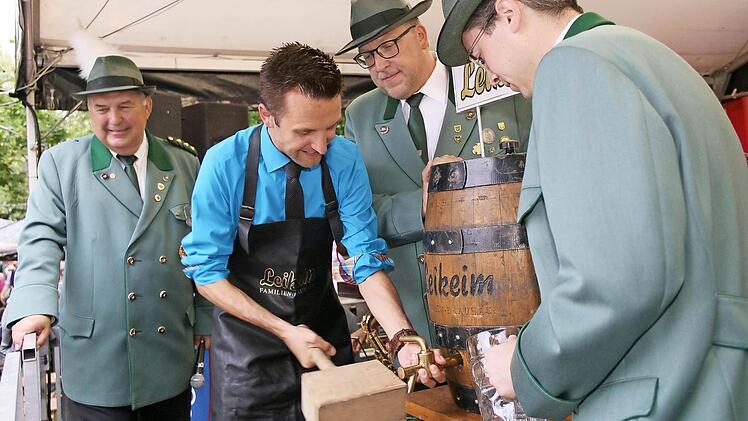 Ein Schlag genügte: Andreas Hügerich stach das erste Fass an.  Foto: lut