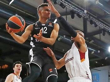 Der Bamberger Maodo Lo (l.) wird von Alex Tyus abgedrängt.Fotos: Daniel Löb