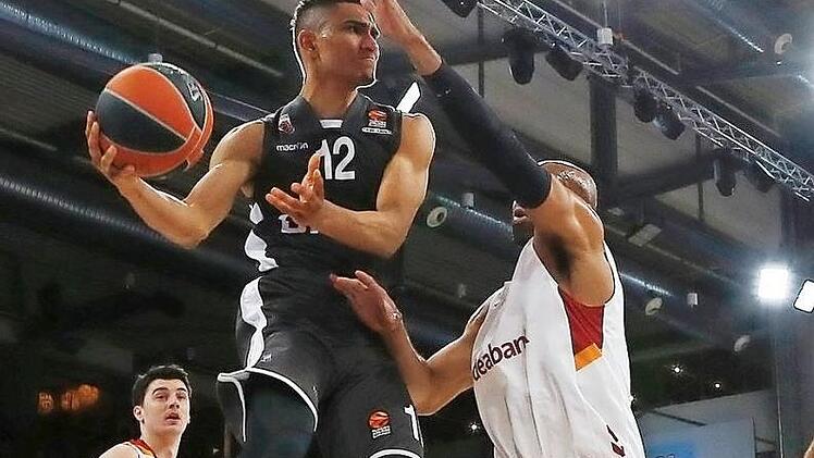 Der Bamberger Maodo Lo (l.) wird von Alex Tyus abgedrängt.Fotos: Daniel Löb