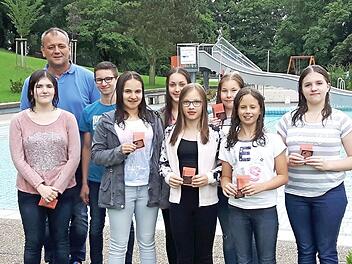 Der Technische Leiter Ausbildung, Andreas M&ouml;lter, freut sich mit Anika Lurz, Matthias Eiermann, Paula Scharpf, Anna und Lisa Gr&auml;mer, Nina Dusold, Alina Lang, Paula Lurz (von links) und Lukas Welsch (fehlt) &uuml;ber deren bestandene Ausbildung zum Rettungsschwimmer.  Foto: Janina Reuter