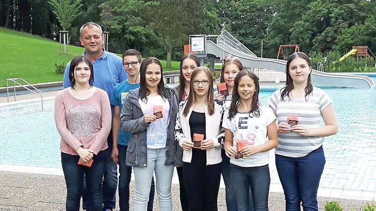 Der Technische Leiter Ausbildung, Andreas M&ouml;lter, freut sich mit Anika Lurz, Matthias Eiermann, Paula Scharpf, Anna und Lisa Gr&auml;mer, Nina Dusold, Alina Lang, Paula Lurz (von links) und Lukas Welsch (fehlt) &uuml;ber deren bestandene Ausbildung zum Rettungsschwimmer.  Foto: Janina Reuter