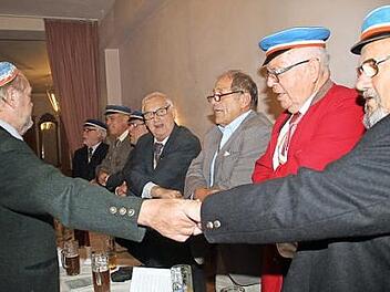 Die Corpsphilister halten ihre Rituale hoch. Schon lange dabei ist Herbert Wohn (rechts) aus dem Kreis Lichtenfels. Foto: Gerda Völk