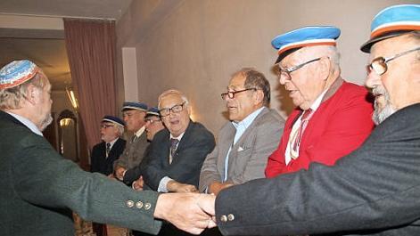 Die Corpsphilister halten ihre Rituale hoch. Schon lange dabei ist Herbert Wohn (rechts) aus dem Kreis Lichtenfels. Foto: Gerda Völk