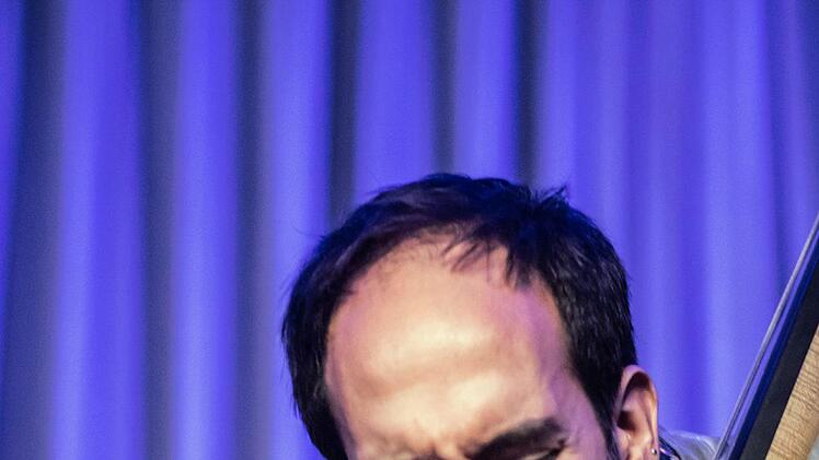 Der Pianist Omer Klein und der Kontrabassist Haggai Cohen-Milo gastiert erstmals in Coburg. Mit einem umjubelten Duoabend eröffneten sie die neue Saison von "Leise am Markt".Foto: Jochen Berger