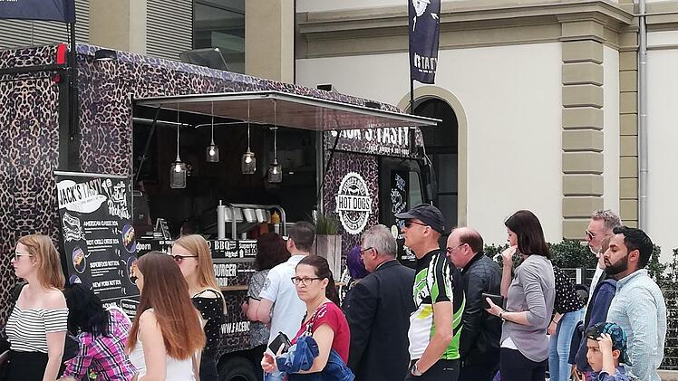 Mehrere Food Trucks und Imbisse sorgten für das leibliche Wohl.Sigismund von Dobschütz