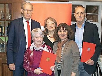 Bürgermeister German Hacker, Ruth Maier, Ortsvereinsvorsitzende Renate Schroff, MdB Martina Stamm-Fibich und Hans-Jürgen Hartung bei der Ehrung Foto: Richard Sänger