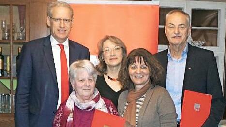 Bürgermeister German Hacker, Ruth Maier, Ortsvereinsvorsitzende Renate Schroff, MdB Martina Stamm-Fibich und Hans-Jürgen Hartung bei der Ehrung Foto: Richard Sänger