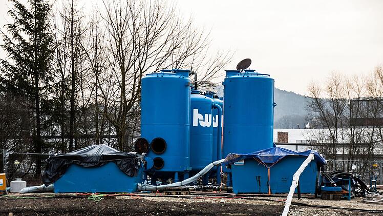 Blick auf die Wasserreinigungsanlage: Mit ihr können  mögliche Verunreinigungen des abgepumpten Grundwassers herausgefiltert werden, bevor dieses Wasser anschließend in die Itz geleitet wird. Bislang wurden die Filter noch nicht benötigt.Foto: Jochen Berger