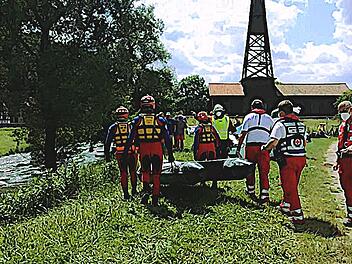 Wasserwacht, Feuerwehr und Rettungsdienst &uuml;bten am vergangenen Samstag gemeinsam f&uuml;r den Ernstfall am Luitpoldsprudel bei Kleinbrach.