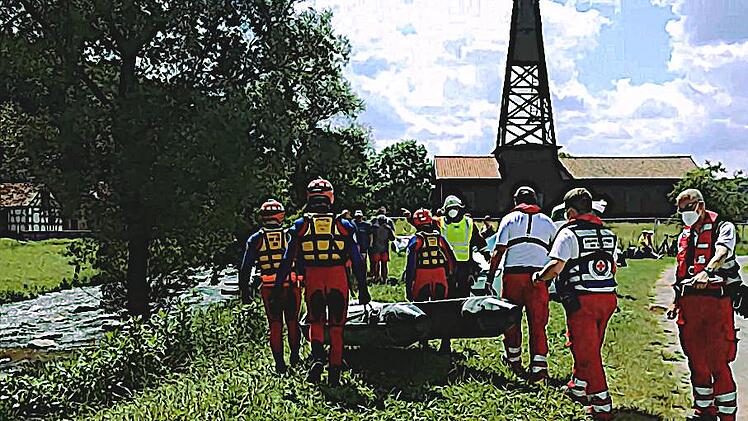 Wasserwacht, Feuerwehr und Rettungsdienst &uuml;bten am vergangenen Samstag gemeinsam f&uuml;r den Ernstfall am Luitpoldsprudel bei Kleinbrach.