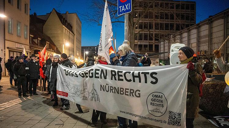 Nürnberg: Aktivisten wollen Demonstration stoppen - Polizei macht Gebrauch von Schlagstock