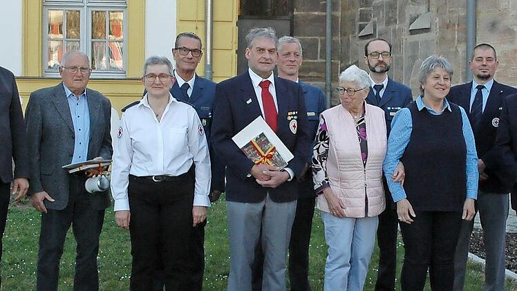 Zur Ehrung kamen zusammen (v. l.): Landrat Hermann Ulm, Konrad Sponsel, Elke Melzig, Jörg Distler, Ludwig Preusch, Bastian Schanda, Helga Funk, Stefan Steinsdörfer, Gerlinde Trautner, Christian Zitzmann und Josef Freund.