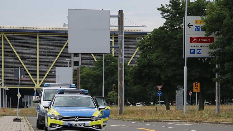 Polizei sichert Drohne bei ukrainischem Flugzeug in Leipzig