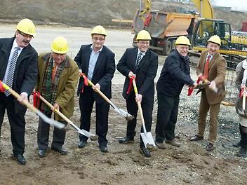 Spatenstich  für  eine neue Produktionshalle für Mineralgussbauteile  bei  (von links): Hans-Joachim Dey (Leiter Mineralguss),  Walter Bach (geschäftsführender Gesellschafter Scherdelgruppe), Marcus Bach (Gesellschafter), Markus Stanik (Geschäftsführer Hamuel), Wolf-Dieter Höhn (technischer Leiter), Maximilian Freiherr von Waldenfels (Gesellschafter), Edeltraud Friedrich (kaufmännische Leiterin)     . Foto: Gabi Arnold