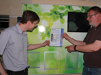 Die Vorstände Georg Jahn (links) und Elmar Merget an einer der modernen Magnetwände mit integriertem Bildschirm und Touchscreen, wie sie für Pflegeeinrichtungen entwickelt wurden.  Foto: Ralf Kestel