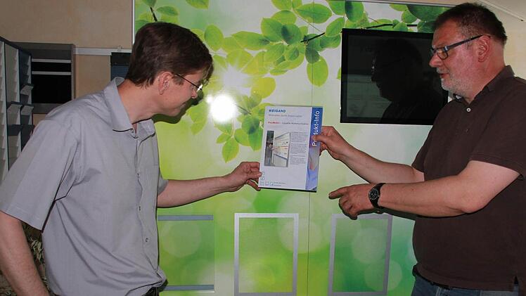 Die Vorstände Georg Jahn (links) und Elmar Merget an einer der modernen Magnetwände mit integriertem Bildschirm und Touchscreen, wie sie für Pflegeeinrichtungen entwickelt wurden.  Foto: Ralf Kestel