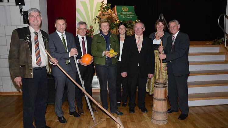 Die Ehrengäste beim Kreiserntedankfest im Schützenhaus Kronach. Von links, Hermann Greif (BBV-Präsident Oberfranken), MdL Jürgen Baumgärtner, Festredner MdEP Albert Deß, MdEP Monika Hohlmeier, Zweite Bürgermeisterin Angela Hofmann, Kreisobmann Erwin Schwarz, Kreisbäuerin Rosa Zehnter und Landrat Oswald Marr.
