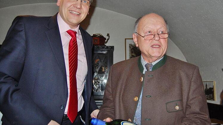 CSU-Ortsvorsitzender Steffen Hörtler (links) bedankt sich beim ehemaligen Landtagspräsidenten Johann Böhm (CSU) mit einem Bocksbeutel. Foto: Dobschütz