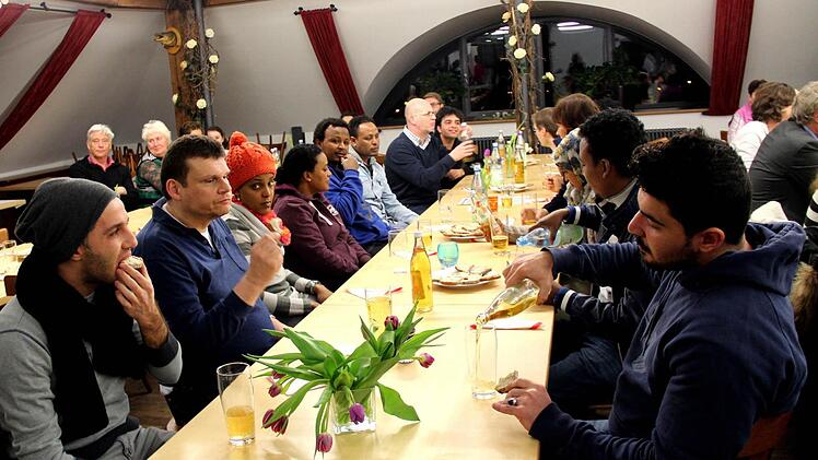Auf Einladung von Stadtrat Martin Oberle (FW) haben sich am Freitag in der Fortuna Kulturfabrik Höchstadter Flüchtlinge getroffen. Fotos: Johanna Blum