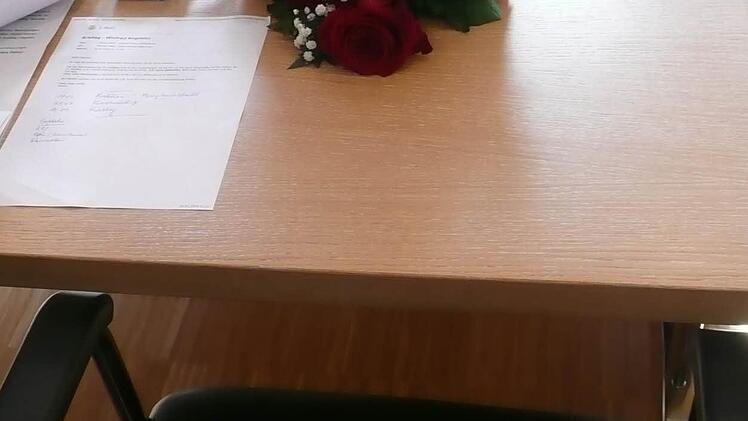 Rote Rosen mit Trauerflor am Platz von Kreisrat Winfred Bogdahn gestern im Kleinen Sitzungssaal des Landratsamtes Foto: Popp