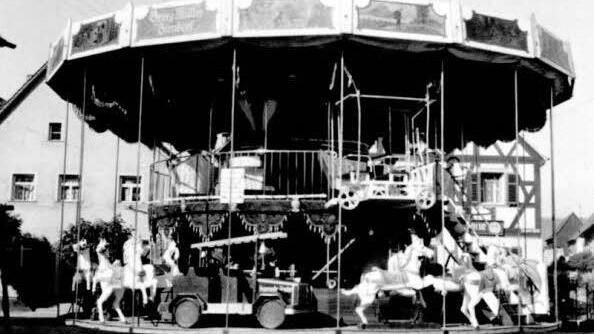 Das zweistöckige Karussell der Familie Müller war eine Attraktion. Foto: privat