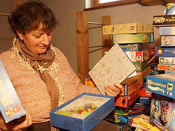 Unterm Dach hat Beate Ritter-Schilling die Spiele gestapelt, die sie mitnimmt. Foto: Arkadius Guzy