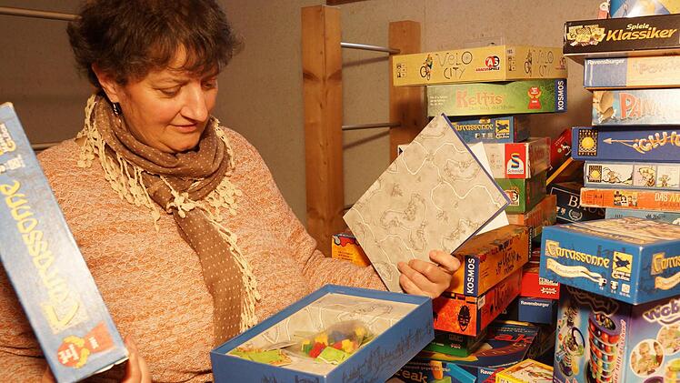 Unterm Dach hat Beate Ritter-Schilling die Spiele gestapelt, die sie mitnimmt. Foto: Arkadius Guzy