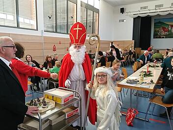 Organisator Alois Gundelach begrüßt Nikolaus Otto Dünisch und seinen Engel Marie Rupp. Matthias Reichert