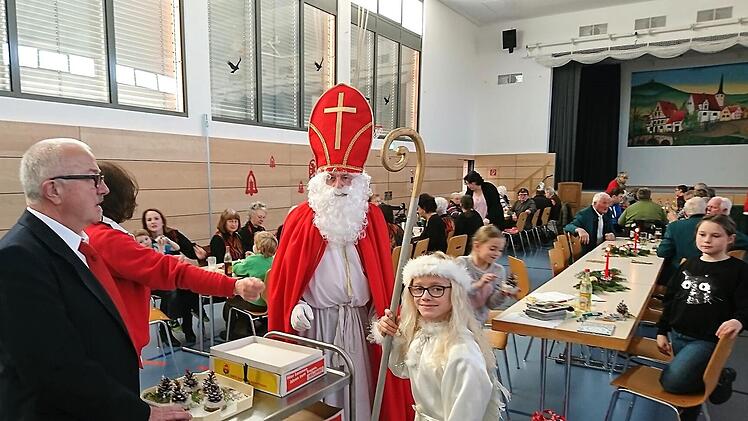Organisator Alois Gundelach begrüßt Nikolaus Otto Dünisch und seinen Engel Marie Rupp. Matthias Reichert