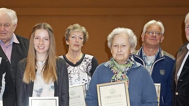 Der Rh&ouml;nklub Wildflecken ehrte langj&auml;hrige Mitglieder (v. l.): Anita Mohnen, Walter H&ouml;hl, Madeleine Eiter, Marcella Zimpel, Marianne B&uuml;ttner, Michael Zimpel und Vorsitzender Wilfried Donner.  Foto: Marion Eckert
