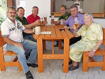 Die beiden Geehrten und die Verantwortlichen des Frankenwaldvereins testeten die gespendete Sitzgruppe. Unser Bild zeigt (von links) Reinhold Beetz, Zweiten Obmann Klaus Gareis, Feuerwehr-Vorsitzenden Frank Kremer, Obmann André Hümmer, Bürgermeister Siegfried Beyer und Inge Rasper.  Foto: Klaus-Peter Wulf