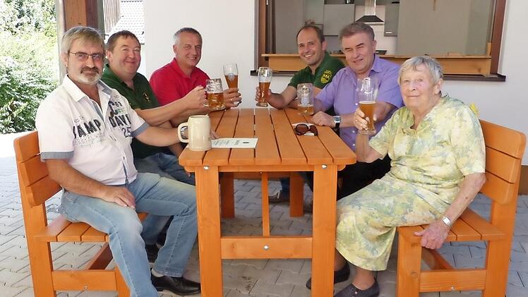 Die beiden Geehrten und die Verantwortlichen des Frankenwaldvereins testeten die gespendete Sitzgruppe. Unser Bild zeigt (von links) Reinhold Beetz, Zweiten Obmann Klaus Gareis, Feuerwehr-Vorsitzenden Frank Kremer, Obmann André Hümmer, Bürgermeister Siegfried Beyer und Inge Rasper.  Foto: Klaus-Peter Wulf
