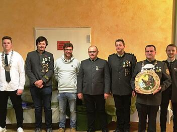 Das neue Königshaus der Maßbacher Schützen mit (von links) Jannick Gleichmann (Jugendkönig), Benjamin Frank (2. Ritter), Felix Neunhoeffer (Gemeinderat), Holger Ulrich (alter Schützenkönig), Ronald Mazkiw (2. Schützenmeister und 1. Ritter), Benjamin Schneider (neuer König), und Tim Fuhl (1. Schützenmeister). Foto: Nadine Fuhl