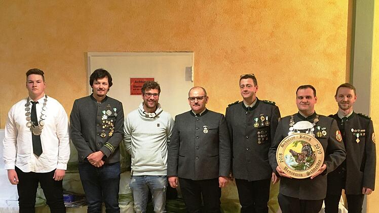 Das neue Königshaus der Maßbacher Schützen mit (von links) Jannick Gleichmann (Jugendkönig), Benjamin Frank (2. Ritter), Felix Neunhoeffer (Gemeinderat), Holger Ulrich (alter Schützenkönig), Ronald Mazkiw (2. Schützenmeister und 1. Ritter), Benjamin Schneider (neuer König), und Tim Fuhl (1. Schützenmeister). Foto: Nadine Fuhl
