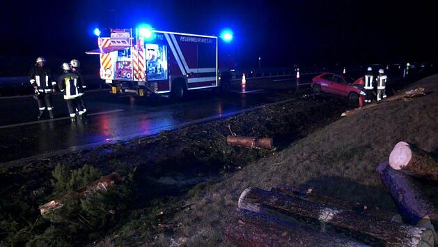 Der Baum wurde durch den Sturm "Bennet" entwurzelt und st&uuml;rzte auf die A93. Foto: NEWS5/Wellenh&ouml;fer