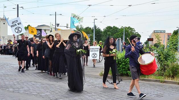 Beim Trauermarsch f&uuml;r ausgestorbene Arten machten fast 2000 Menschen auf die Auswirkungen des Klimawandels aufmerksam. Foto: Johannes G&ouml;rz