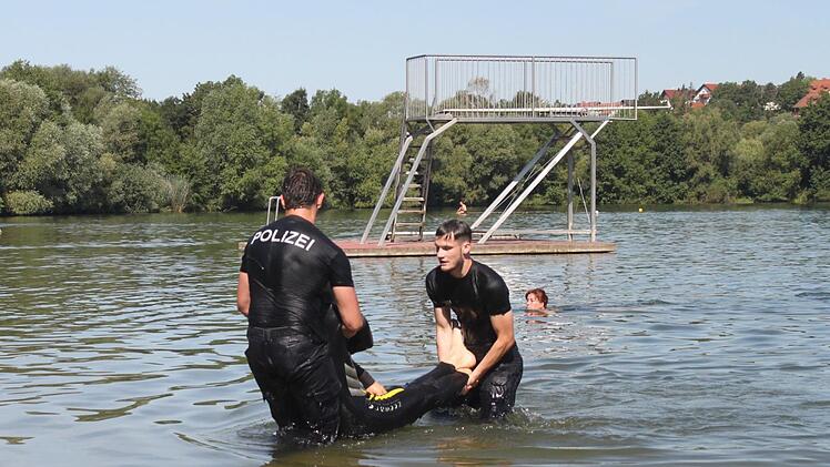 Die Auszubildenden tragen den "Verungl&uuml;ckten" aus dem Badesee. Foto: Niklas Schmitt